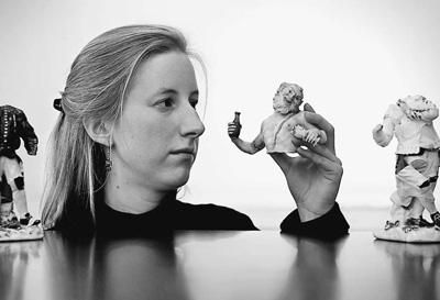 在英國倫敦，拍賣行員工展示邁森瓷器。