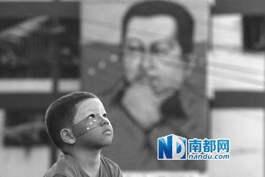 3月5日，一名委內(nèi)瑞拉兒童仰望天空，他身后是查韋斯的陵墓。