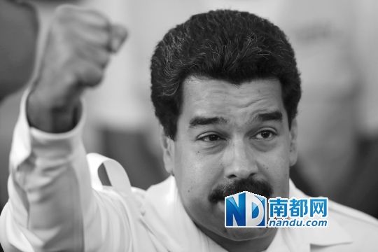 委內(nèi)瑞拉總統(tǒng)馬杜羅向支持者致意。