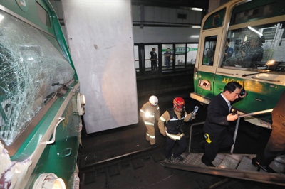 5月2日，韓國首爾，首爾2號線地鐵去往蠶室方向的一趟列車在上往十里站撞上了一趟?？吭谡緝?nèi)的列車。