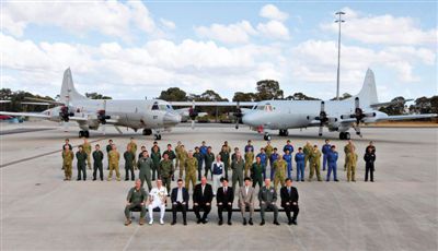 4月29日，參與搜尋馬航失聯(lián)客機的多國軍人和軍機在珀斯皮爾斯空軍基地合影。5月1日，馬航宣布搜尋進入新階段，重點將借助不同技術擴大海底搜尋。