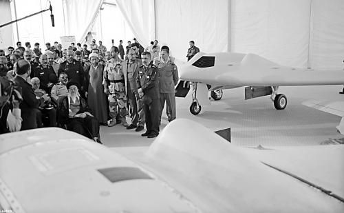 　哈梅內(nèi)伊（中）11日參觀伊朗版RQ-170無(wú)人機(jī)。
