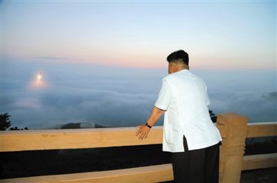 　朝鮮最高領(lǐng)導(dǎo)人金正恩正在觀看導(dǎo)彈發(fā)射。