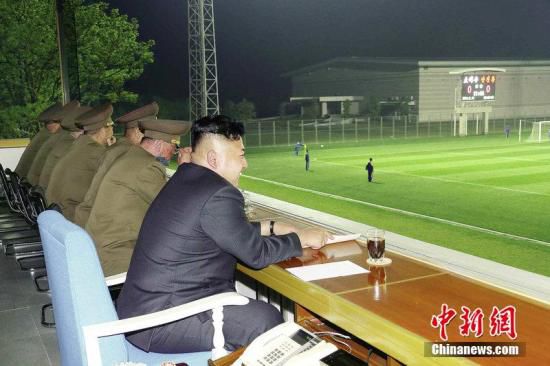 資料圖:今年5月,金正恩觀看體育賽事。