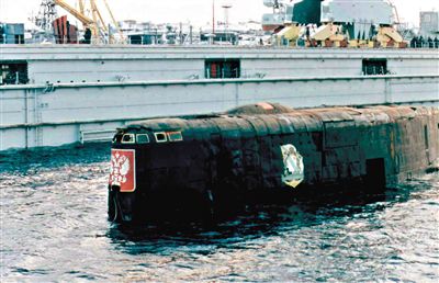 2001年，與失火核潛艇屬于同一級的“庫爾斯克”核潛艇時隔14個月被打撈出海。
