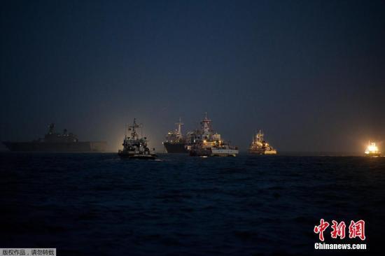 當(dāng)?shù)貢r(shí)間2014年4月24日，搜救人員在全羅南道珍島郡海域24小時(shí)不分晝夜的搜尋沉船事故失蹤者。