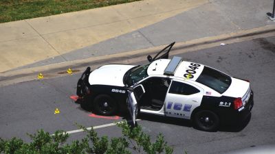 被槍手擊中的警車。新華社發(fā)