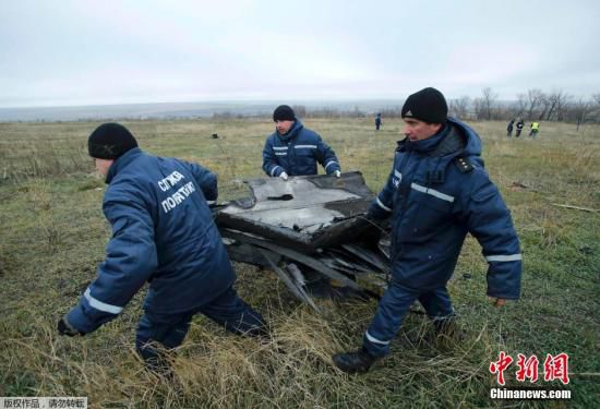 當?shù)貢r間2014年11月16日，烏克蘭頓涅茨克地區(qū)，墜毀MH17飛機殘骸收集工作進行中。