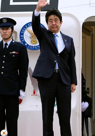 安倍在機場告別，面色凝重