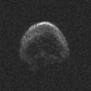 這顆彗星外形酷似骷髏頭，表面甚至可分出眼鼻。