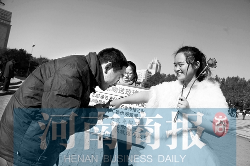 　一名男士上前，準(zhǔn)備親吻女孩的手