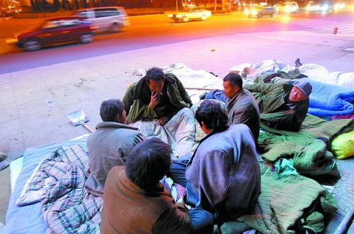 寒風(fēng)里，他們以打牌來(lái)打發(fā)枯燥的生活。