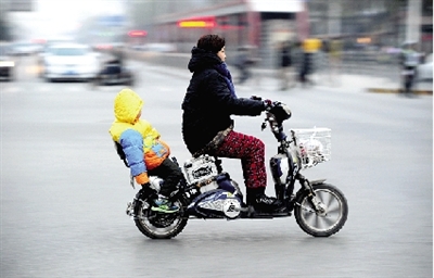 昨日下午，隴海西路桐柏路口，紅燈亮起的瞬間一輛電動車闖過路口。