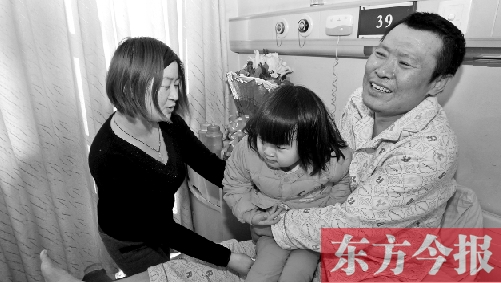 李剛患骨肉瘤急需手術(shù)，最放心不下的就是他的妻子、女兒