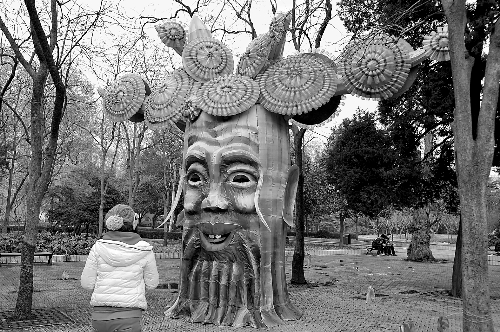 2月5日，游人在鄭州市人民公園內(nèi)欣賞一個(gè)由廢舊塑料瓶做裝飾的造型花燈。記者 王 錚 攝