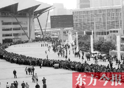 3月2日，在鄭州國(guó)際會(huì)展中心，河南省春季人才招聘會(huì)舉行，六萬(wàn)五千名求職者扎堆求職