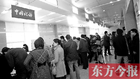 　昨天，在鄭州市房管局辦稅柜臺，迎來絡繹不絕辦理業(yè)務的市民