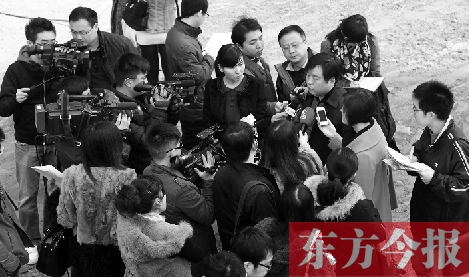 經(jīng)適房“下課”，公租房的申請、租金等備受關注，圖為鄭州市房管局規(guī)劃和住房保障處處長馮榮智被媒體記者“
