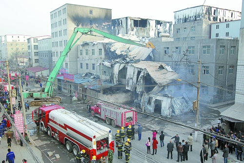 風(fēng)助火勢，6座相鄰的居民樓加建的板房樓陸續(xù)被大火引燃。