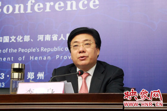 洛陽市市長(zhǎng)李柳身發(fā)表熱情洋溢的旅游推介詞。