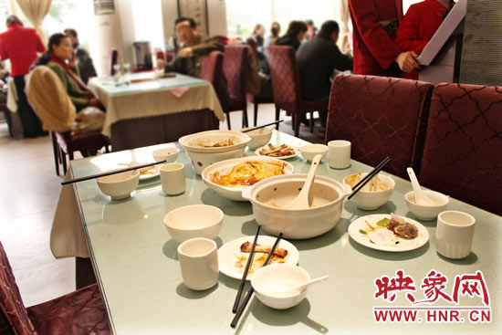 3月22日，阿五美食英協(xié)路店幾位顧客用完餐后，盤子里的食物所剩無幾。
