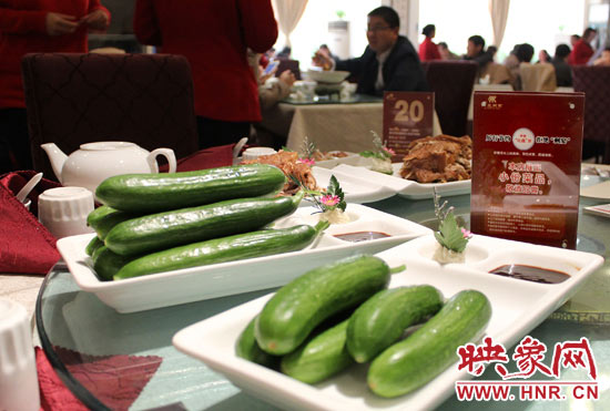 3月22日，阿五美食英協(xié)路店的服務員為我們展示大份菜品和小份菜品