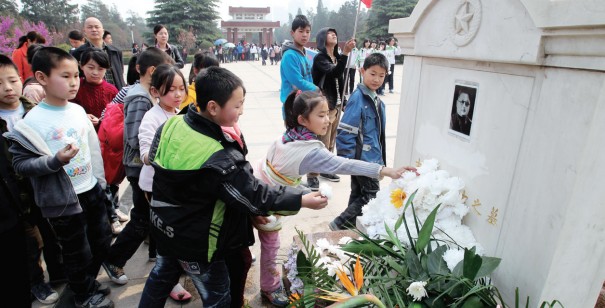 昨天上午，來鄭州市烈士陵園祭掃的小學(xué)生將百花擺放在吉鴻昌烈士墓前
