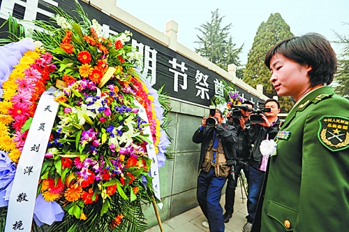 　　4月4日,我國首位女航天員劉洋來到林州市烈士陵園。在烈士紀念碑前,劉洋和眾人一起列隊肅立默哀致敬