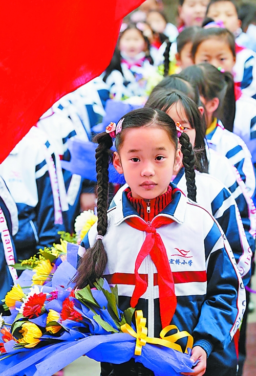 　4月4日,許多小學(xué)生來到新縣鄂豫皖革命烈士紀念館為烈士掃墓。記者　王天定　攝