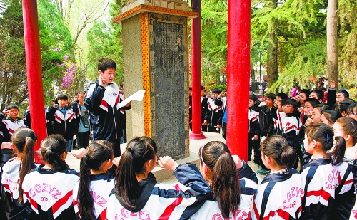 　　4月3日,宜陽縣1000余名師生通過獻花、宣誓、掃墓、讀祭文等形式緬懷革命先烈。 田義偉 攝