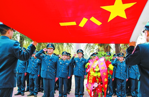 　　“我宣誓:保衛(wèi)祖國藍天不受侵犯!”4月3日,濟空某部的官兵來到內(nèi)鄉(xiāng)縣烈士陵園掃墓,通過敬獻花籃、