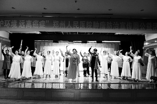 昨日，鄭州人民醫(yī)院舉辦了一臺特殊的晚會，表演的和看表演的大都是癌癥患者 河南商報記者 王春勝/攝　