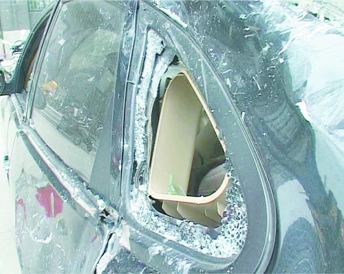 爆炸導致部分窗玻璃碎裂掉落,殃及樓下停放的轎車。