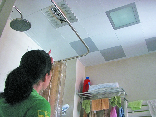 盛女士向記者指明爆炸的浴霸(紅圈處) 盛女士向記者指明爆炸的浴霸(紅圈處)