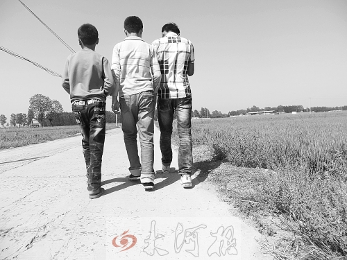 親眼目睹小伙伴在自己面前慘遭橫禍,三個孩子變得異常沉默。