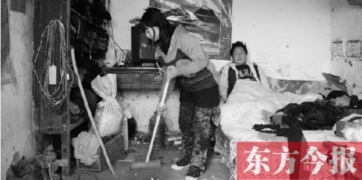 　寧陵縣趙村鄉(xiāng)大楊莊村，16歲的王香浦在打掃家里的衛(wèi)生，床上躺著她的爸爸　