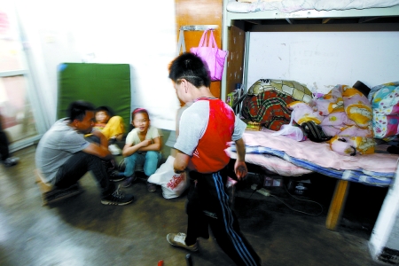 孩子們住在這里，沒有上學(xué)，大部分時(shí)間是練功，出去表演