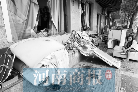 　多間臨街商鋪夜間被砸，店里的沙發(fā)、貨品等被搬到了戶外  侯建勛/攝