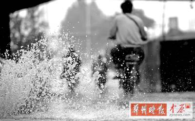航海路鐵路立交橋下，一個窨井冒出半米多高的“噴泉” 鄭州晚報記者 馬健 圖