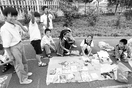 小學(xué)生當(dāng)?shù)財(cái)偫习澹瑪[起攤來(lái)也很專業(yè)