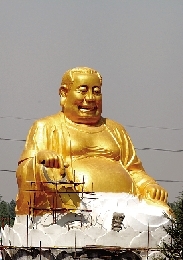　4月25日，洛陽(yáng)龍華歡樂(lè)園，網(wǎng)上引起熱議的“大背頭彌勒佛”。