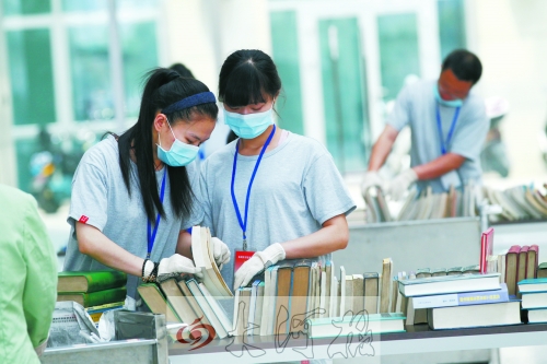工作人員正在忙著整理書籍,逐一登記、歸類。