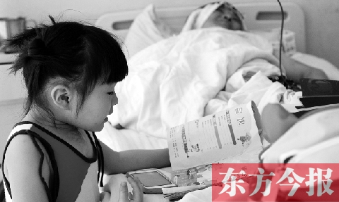 　昨天上午，鄭州市骨科醫(yī)院病房內(nèi)，李剛躺在病床上，女兒嘟嘟在安靜地看書