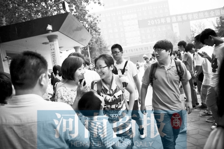 考場外，家長用溫暖的笑容迎接孩子