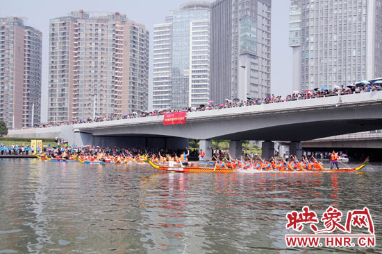6月11日，2013中華軒轅龍舟大賽，在鄭州東區(qū)的如意湖舉行。
