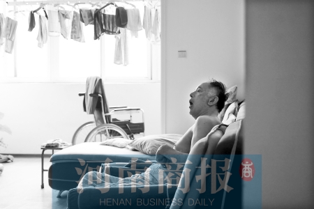 金老先生因偏癱生活不能自理，鄰居說，平時經(jīng)?？吹阶o工和老人的弟弟前來照顧 實習生 唐韜/攝