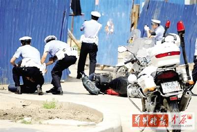 　一名歹徒被抓獲，另一名歹徒持槍劫持了一名門衛(wèi)。