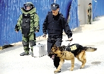 排爆專家、警犬在現場待命。