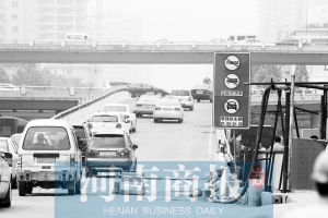 紫荊山立交橋上橋口，已經(jīng)有非綠標(biāo)車禁止通行的標(biāo)志 王春勝/攝