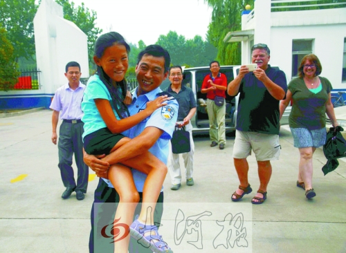 黨心松一行人剛下車，楊衛(wèi)軍就一把抱起了她，流露出幸福的笑容，不遠處史蒂夫拍照銘記這一刻。
